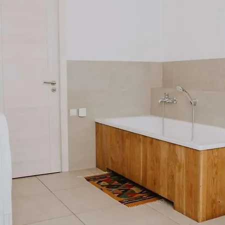 Domillion Huge Newtown 3 Bdr Se16f